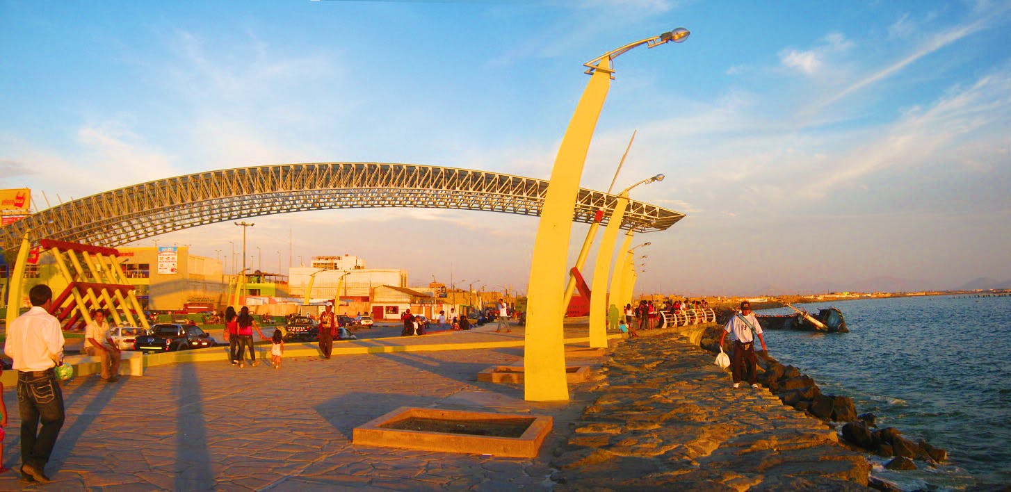 Caminar por el <br /> Malecón Grau